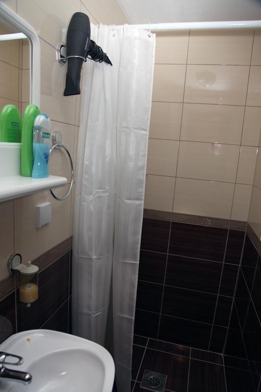 Silver House HostelČačak 部屋 写真