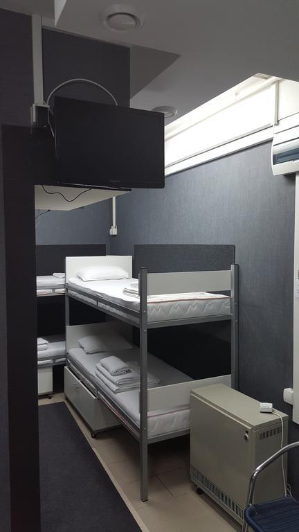 Silver House HostelČačak 部屋 写真