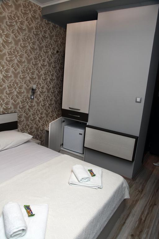 Silver House HostelČačak 部屋 写真