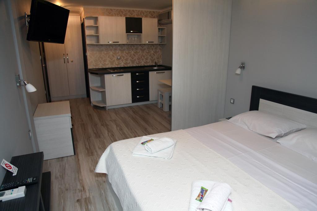 Silver House HostelČačak 部屋 写真