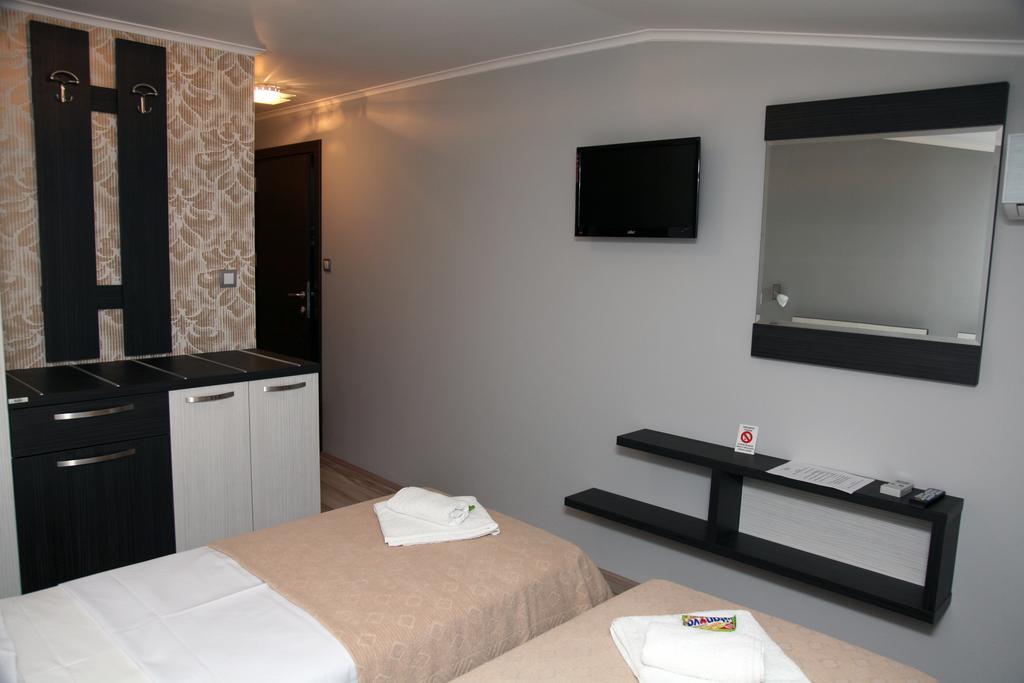 Silver House HostelČačak 部屋 写真