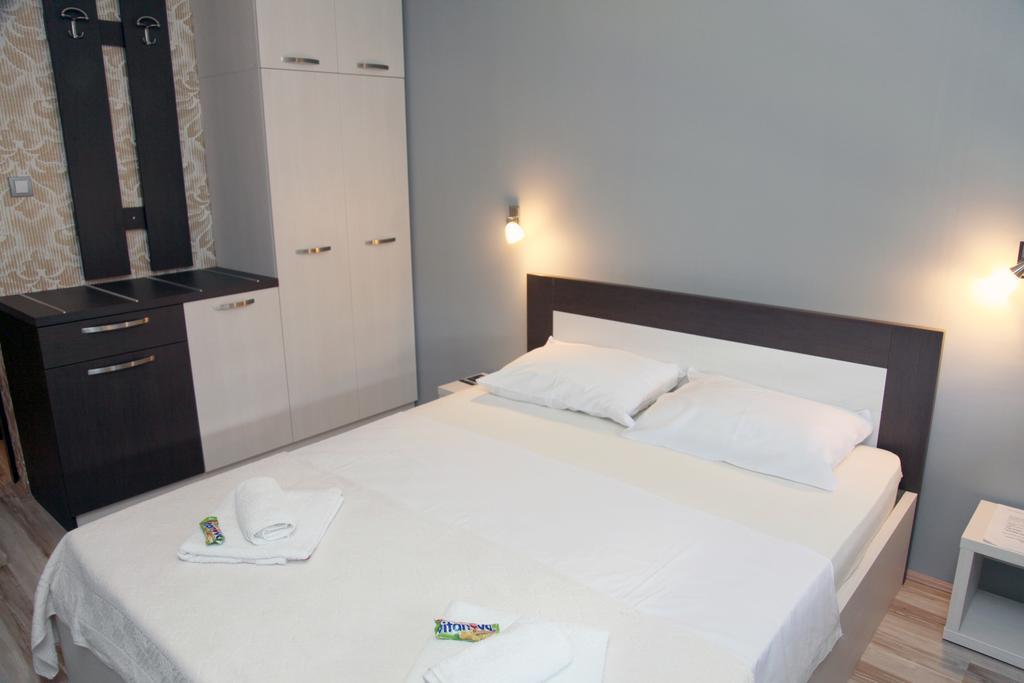 Silver House HostelČačak 部屋 写真